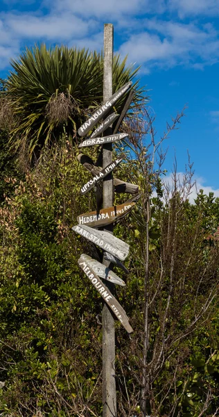 Holzschild statt Wegweiser — Stockfoto