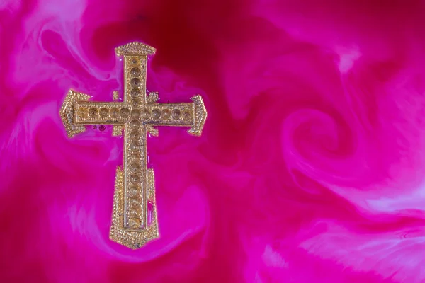 Золотий хрест пурпурний — стокове фото