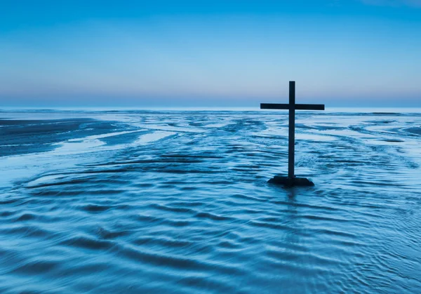 Tekoucí voda černý kříž — Stock fotografie