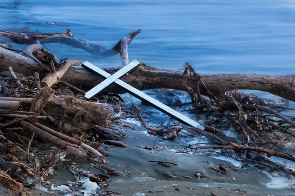 Croce di legno alla deriva — Foto Stock