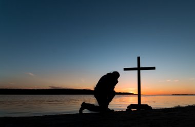 Günbatımı Prayerfulness biri