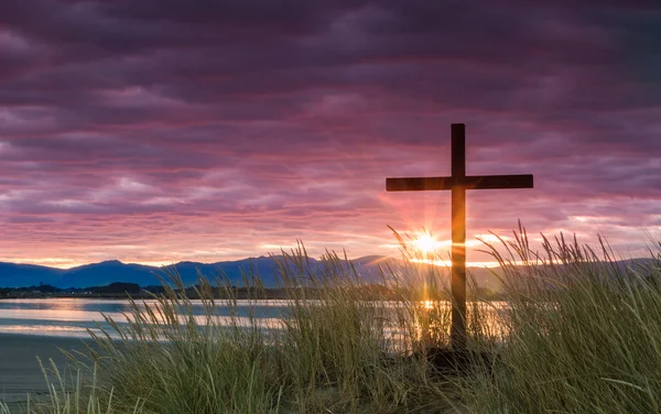 Рассвет спасения крест солнца — стоковое фото
