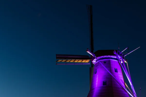 Moinho de vento roxo noite — Fotografia de Stock