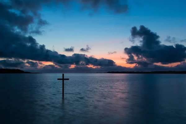 Croce sulla baia d'acqua — Foto Stock