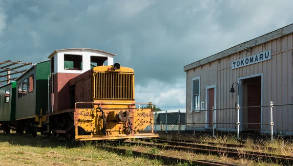 Tokomaru Railway Station with a small diesel engine. — Stock Photo, Image