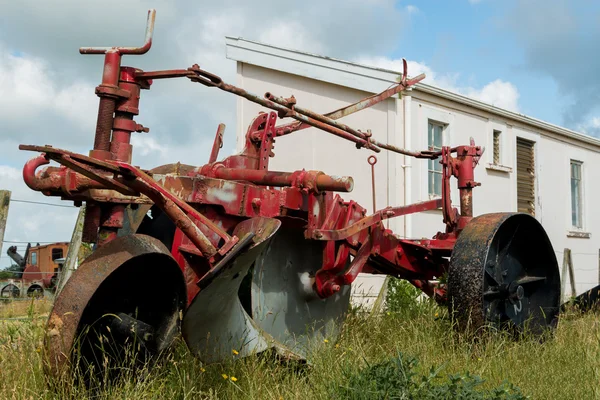 Antiguo arado rojo — Foto de Stock