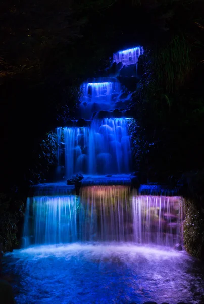 Ночные огни водопада — стоковое фото