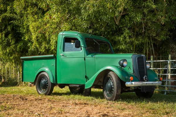 Винтажный зеленый грузовик — стоковое фото