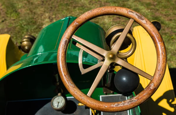 Винтажное рулевое колесо — стоковое фото