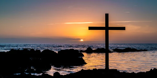 Puesta de sol rocas cruz — Foto de Stock