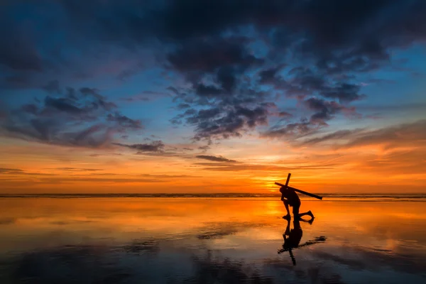 Senin haç taşıyan günbatımı