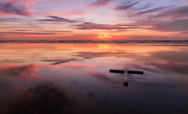 Kırmızı günbatımı ıslak Beach çapraz — Stok fotoğraf