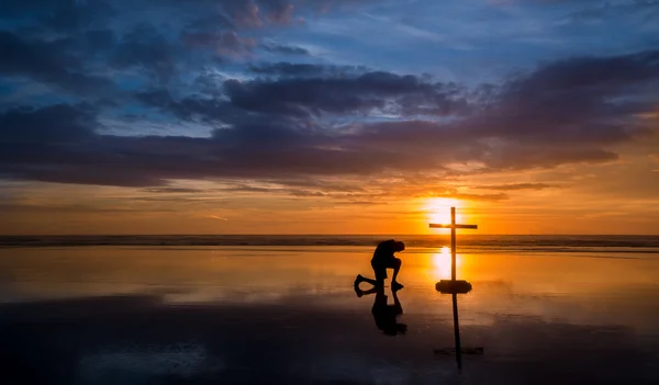 Reflecton Praying Man Cross — Stock Photo, Image