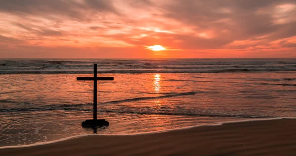Темний хрест пляж — стокове фото