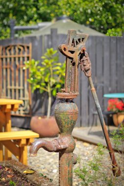 Harika bir antika su pompası Bir bahçe alanında musluk.