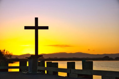 Karanlık Haç bir rıhtımda güneş daha çok aydınlık bir sabah gökyüzünü aydınlatırken.