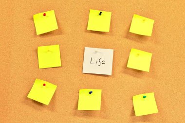 Üzerinde sarı kareler olan beyaz bir kağıda yazılmış 