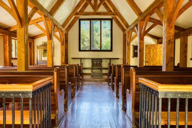 Güzel doğa ahşap mimarisi olan harika, basit, eski bir kilise..