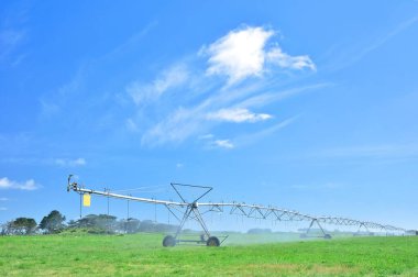 Yeni Zelanda 'daki tarım sulama sistemi. Çiftçiler kurak yaz mevsiminde yeşil çimen yetiştirir