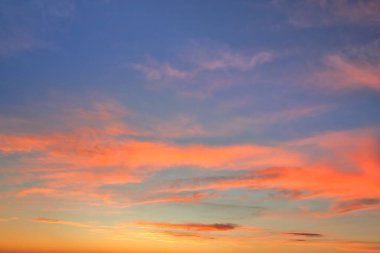 Harika günbatımı gökyüzü harika renklerle yer değiştiriyor.