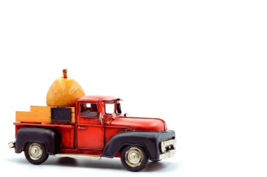 Taylor Gold armudu taşıyan kırmızı metal kamyonet. Uzayı üstte ve sağ tarafta kopyala.