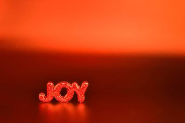 Turuncu ve kırmızı arkaplan kopyalama alanına sahip üç boyutlu mutluluk kelimesi