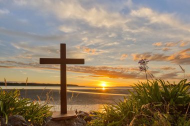 Foxton Plajı 'nda güneş batarken kara haç..