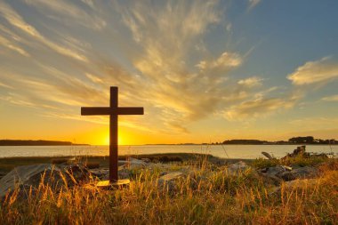 Muhteşem yaz günbatımı gökyüzü bir haçın arka planında.
