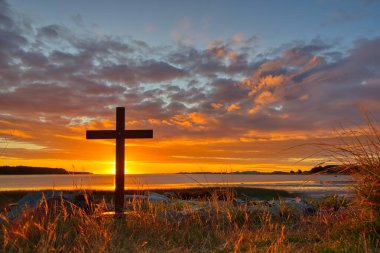 Muhteşem yaz günbatımı gökyüzü bir haçın arka planında.
