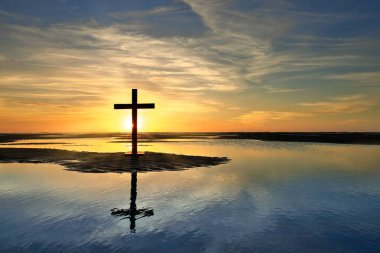 Karanlık haç, durgun sularda sıcak bir günbatımı yansıması olan alçak su havuzlarında..