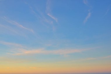 Muhteşem Yeni Zelanda akşam gökyüzü masmavi gökyüzündeki çok yumuşak ince bulutların yerini alıyor. Ufuk ona sıcak sarı bir renk.