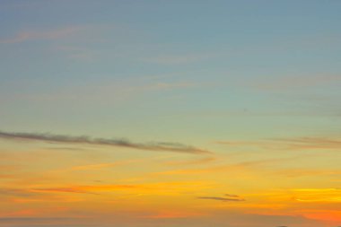 Muhteşem Yeni Zelanda akşam gökyüzü masmavi gökyüzündeki çok yumuşak ince bulutların yerini alıyor. Ufuk sıcak sarı ve turuncu renkte..