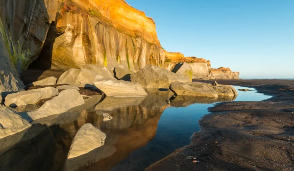 Plaj kayalıkları erozyon — Stok fotoğraf