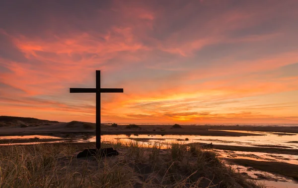 Podmokłych krzyż zachód słońca — Zdjęcie stockowe