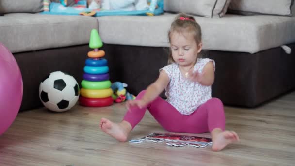 Enfance, jeux, concept d'éducation et de développement - plan général des petits enfants garçon frère et fille sœur avec maman fait des puzzles dans la salle de jeux pour enfants. Frères et sœurs s'amusent à la maison de tatouage en quarantaine — Video