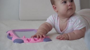 Aile, çocukluk, bebek konseptleri iki yeni doğmuş bebek ve erkek çocuk yatakta oyuncaklarla oynuyorlar. Kardeşler küçük erkek ve kız kardeşler evde karantinada eğleniyor ve gülüyorlar..