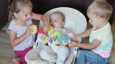 Çocukluk, oyunlar, yetiştirme ve geliştirme konsepti. Yeni doğan bebek ve çocukların en iyi bakış açısı. Erkek ve kız kardeş, çocuk oyun odasında sihirli yollarla oynuyor. Kardeşler karantinada eğleniyor.