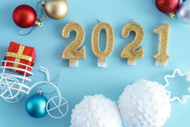 Xmas, kış, yeni yıl konsepti - üzerinde sosis peynirli ekmekten kesilmiş üç Noel ağacı ve 2021 numaralı noel baba şapkası ve altın mumlar bulunan yerleşim beyaz tabağı.