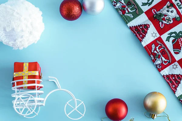 Weihnachten, Winter, Neujahr Konzept - Layout weiße Platte, auf der drei Weihnachtsbäume aus Wurstkäsebrot mit Weihnachtsmütze und goldenen Kerzen in Form von Zahlen 2021 Blauer Hintergrund — Stockfoto