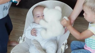 Çocukluk, oyunlar, yetiştirme ve geliştirme konsepti. Yeni doğan bebek ve çocukların en iyi bakış açısı. Erkek ve kız kardeş, çocuk oyun odasında sihirli yollarla oynuyor. Kardeşler karantinada eğleniyor.