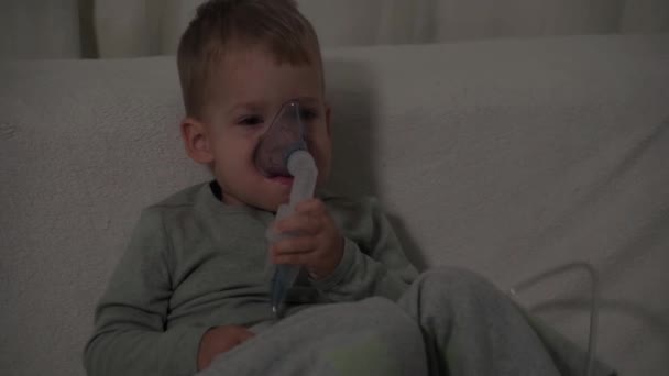 Medizin, Selbstmedikationskonzept. Kind mit Asthmaproblemen inhalieren mit Maske im Gesicht, husten. Krankes Kind Atemwegsinfektion Bronchitis. Behandlung der Lungenentzündung Vernebler zu Hause — Stockvideo