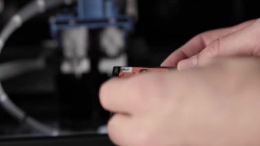 Video talimatları, teknoloji, basın, medya, ofis, kırtasiye konsepti - erkek ellerinin yeni mürekkep püskürtme yazıcıyı fırlatmaya hazırladığı yakın plan. Adım 2: mermi kovanından koruyucu bandı kaldır