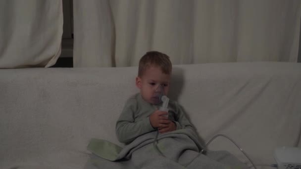 Medizin, Selbstmedikationskonzept. Kind mit Asthmaproblemen inhalieren mit Maske im Gesicht, husten. Krankes Kind Atemwegsinfektion Bronchitis. Behandlung der Lungenentzündung Vernebler zu Hause — Stockvideo