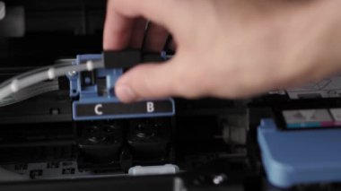 Video talimatları, teknoloji, medya, ofis, kırtasiye konsepti - erkek ellerinin yeni mürekkep püskürtme yazıcıyı fırlatmaya hazırladığı yakın plan. Adım 6: Fişek kilidini kapat ve aşağıya bas Mavi Buton 'a katıl