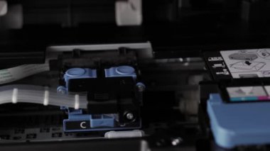 Video talimatları, teknoloji, medya, ofis, kırtasiye konsepti - erkek ellerinin yeni mürekkep püskürtme yazıcıyı fırlatmaya hazırladığı yakın plan. 7. adım: aç - tarama ünitesini kaldır ve kapat.