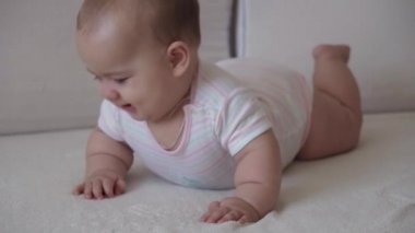 Aile, çocukluk, bebek konseptleri iki yeni doğmuş bebek ve erkek çocuk yatakta oyuncaklarla oynuyorlar. Kardeşler küçük erkek ve kız kardeşler evde karantinada eğleniyor ve gülüyorlar..