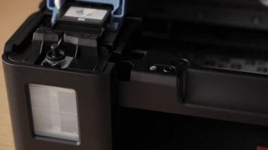 Video talimatları, teknoloji, medya, ofis, kırtasiye konsepti - erkek ellerinin yeni mürekkep püskürtme yazıcıyı fırlatmaya hazırladığı yakın plan. 9. Adım: Mürekkep dökme - tank kapağını kap ve çıkar
