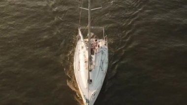 20.07.08 - Kiev, Ukrayna: Transprt, rezervuarlar, seyahat, navigasyon konsepti - tekne gemileri yatları ve günbatımında geniş nehir Dnipro üzerindeki diğer su gemileriyle birlikte yüksek köprü çukur havuzundan yapılan hava tetkiki