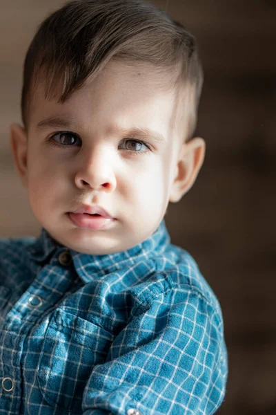 Infancia, familia, conceptos de soledad - Pequeño niño negro preescolar con ropa azul Aspecto árabe persa de dos años de nacionalidad mixta sentado en una cama de luz suave con chupete en la boca en casa — Foto de Stock