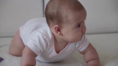 Aile, çocukluk, bebek konseptleri iki yeni doğmuş bebek ve erkek çocuk yatakta oyuncaklarla oynuyorlar. Kardeşler küçük erkek ve kız kardeşler evde karantinada eğleniyor ve gülüyorlar..